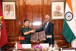 Le vice-ministre vietnamien de la Défense, Hoang Xuan Chiên (gauche), et son homologue indien, Giridhar Aramane. Photo: VNA