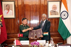 Le vice-ministre vietnamien de la Défense, Hoang Xuan Chiên (gauche), et son homologue indien, Giridhar Aramane. Photo: VNA