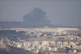 Fumée après une frappe aérienne israélienne sur Qantara, au Liban, le 22 septembre 2024. Photo : Xinhua/VNA