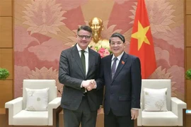 Le vice-président de l'Assemblée nationale (AN), Nguyen Duc Hai (droite), et le ministre-président de Hesse (Allemagne), Boris Rhein. Photo: VNA