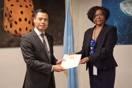 L'ambassadeur Dang Hoang Giang, Représentant permanent du Vietnam auprès des Nations Unies, présente la Soumission du Vietnam sur les limites du plateau continental élargi au-delà de 200 milles marins concernant la zone centrale de la Mer Orientale à une représentante de la Commission des limites du plateau continental. 