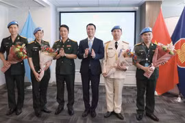 L’ambassadeur Dang Hoang Giang, chef de la Mission permanente du Vietnam auprès des Nations Unies (3e à partir de la droite), et des Casques bleus vietnamiens lors de la cérémonie. Photo: NVA