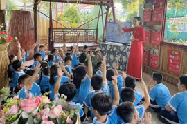 Un cours sur le Président Hô Chi Minh à l'école primaire Phu Hoa 3. Photo: Thiên Ly