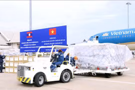 Un journal lao salue le soutien du Vietnam au Laos dans sa lutte anti-COVID-19