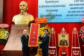 Le Cambodge remet l’Ordre royal du Sahametrei à un officier vietnamien