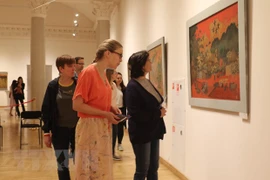 Exposition de peintures de laque poncée du Vietnam en Russie