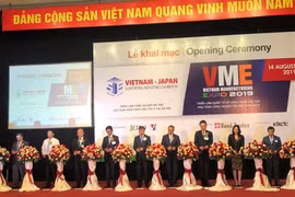 Ouverture des expositions sur les industries auxiliaires et manufacturières à Hanoi