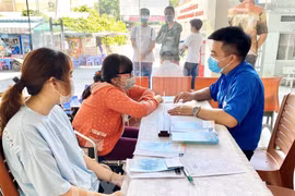 Ho Chi Minh-Ville prépare des aides pour le Têt en faveur des personnes impactées par le COVID-19