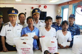 Khanh Hoa : Un navire des Garde-côtes ramène quatre pêcheurs disparus sur le continent
