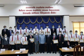Le Laos honore des experts médicaux vietnamiens pour leurs contributions à la lutte anti-COVID-19