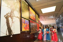 Des peintures d'artistes vietnamiens et sud-coréens exposées à Hanoï
