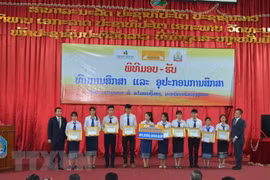La compagnie d’assurance LAP remet des bourses à des étudiants laotiens