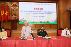 Le secrétaire général du Parti Nguyen Phu Trong rencontre des électeurs à Hanoï