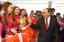 Le PM Nguyen Xuan Phuc est arrivé à Singapour pour participer au 33e Sommet de l’ASEAN