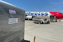 COVID-19 : la Suisse envoie 13 tonnes d'aide médicale au Vietnam