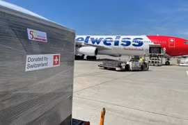 COVID-19 : la Suisse envoie 13 tonnes d'aide médicale au Vietnam