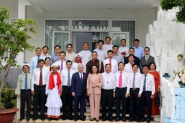 Noël : le président du FPV rend visite à des dignitaires religieux de Phan Thiet 