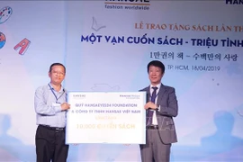 Remise de 10.000 livres à des élèves d'écoles primaires de Ho Chi Minh-Ville
