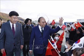 Le président Nguyen Xuan Phuc visite la province sud-coréenne du Gyeonggi