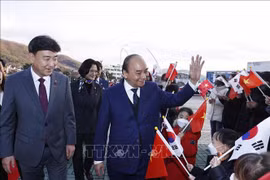 Le président Nguyen Xuan Phuc visite la province sud-coréenne du Gyeonggi