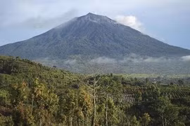 L'Indonésie émet un avertissement de vol lors de l'éruption du volcan sur l'île de Sumatra