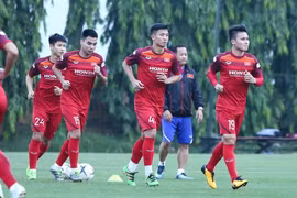 Football: l'équipe vietnamienne rencontre l'équipe malaisienne sur le terrain d'entraînement