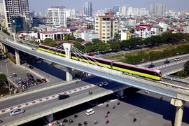 Mise à l'essai des rames de la ligne de métro Nhon - gare de Hanoï pour la section surélevée