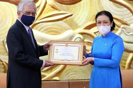L’insigne « Pour la paix, l’amitié entre les nations » au Coordonnateur résident de l'ONU au Vietnam