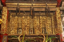 La beauté intemporelle du cadre de porte de la maison communale de Diêm