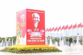 Hanoï pavoisée de fleurs et de drapeaux en l’honneur du 130e anniversaire de l'Oncle Hô