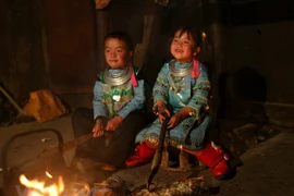 Les enfants des zones montagneuses du Nord-Ouest portent des couleurs printanières 