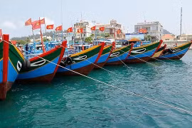 Très animé port maritime de l’île de Ly Son
