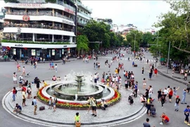 La rue piétonne de Hoan Kiem est à nouveau animée après la levée de l'ordre de distanciation sociale