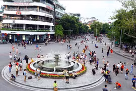La rue piétonne de Hoan Kiem est à nouveau animée après la levée de l'ordre de distanciation sociale