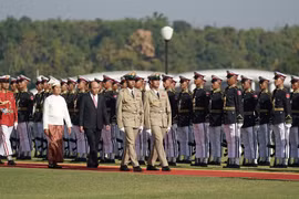 La cérémonie d'accueil officielle du Premier ministre Nguyen Xuan Phuc à Nay Pyi Taw