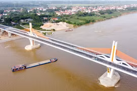 Pont moderne reliant les provinces de Vinh Phuc et Phu Tho