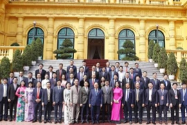 Le président Nguyen Xuan Phuc reçoit de jeunes entrepreneurs
