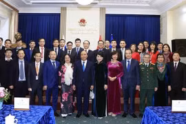Le président Nguyen Xuan Phuc rencontre des compatriotes en Russie