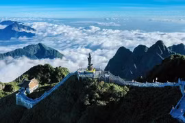 Mer de nuages ​​sur le "Toit de l'Indochine" 