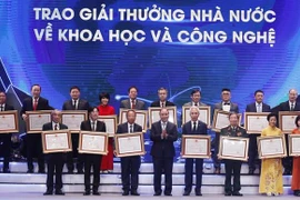 Remise du Prix Ho Chi Minh à des scientifiques