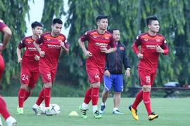 Football: l'équipe vietnamienne rencontre l'équipe malaisienne sur le terrain d'entraînement