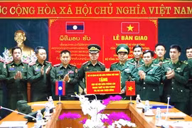 Le Vietnam offre des équipements à la force de gardes-frontières du Laos