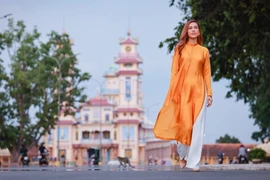 La première dauphine de Miss Vietnam 2010 découvre des sites célèbres de Tay Ninh