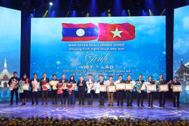 Remise des prix du concours sur l'histoire des relations spéciales Vietnam-Laos 2022