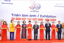 Exposition de photos "30 ans de coopération Vietnam – République de Corée"