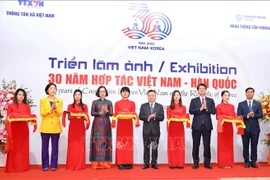 Exposition de photos "30 ans de coopération Vietnam – République de Corée"