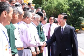 Le président salue les personnes méritantes de Vinh Long