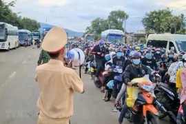 La police de Dong Nai encadre le retour de 20.000 personnes vers leurs localités d'origine