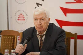 Un expert russe présente son livre intitulé "Mémoires de 65 ans avec le Vietnam" 