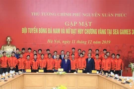 Le Premier ministre salue les exploits des équipes de football masculin et féminin aux SEA Games 30